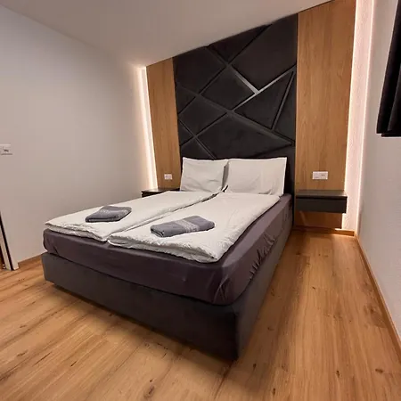 Luxuse Fluee 11 ロイカーバード